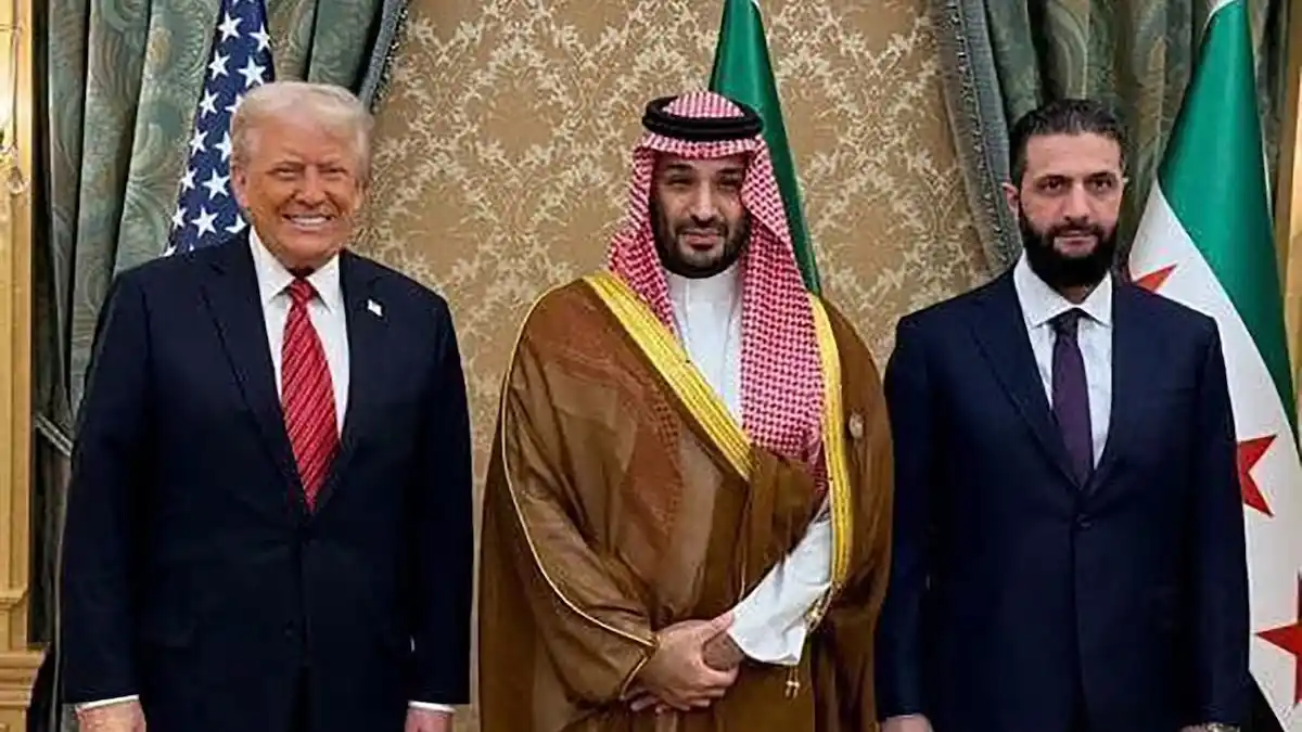 El presidente de Estados Unidos Donald Trump (izq.), el presidente interino de Siria Ahmed al Sharaa (der.) y el príncipe heredero saudí Mohammed bin Salman en Riad el 14 de mayo de 2025. (AFP).