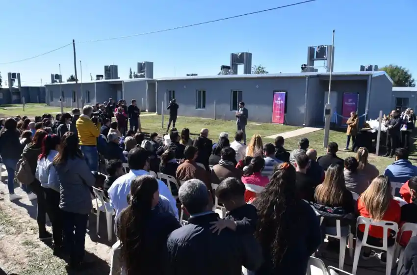 Pullaro entregó viviendas y aseguró que en su gestión es clave «impulsar la obra pública»