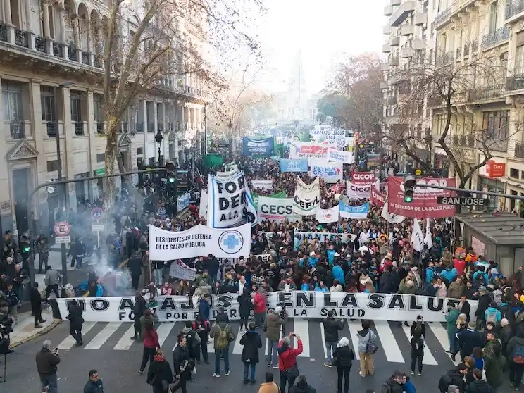 Trabajadores, médicos, gremios y pasivos marcharon a Plaza de Mayo