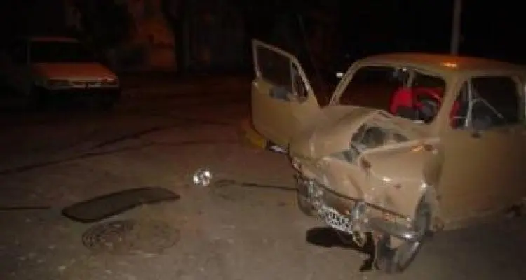 Robó un auto, chocó y huyó herido
