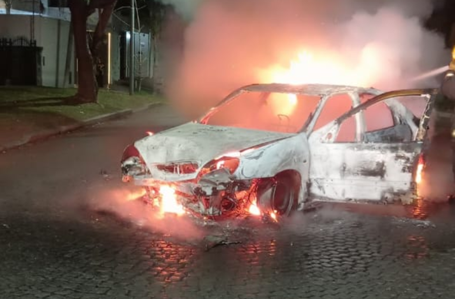 Un auto se incendió en la madrugada de este domingo en zona norte