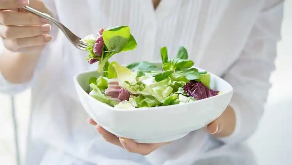 Comé verduras de hojas sin hincharte