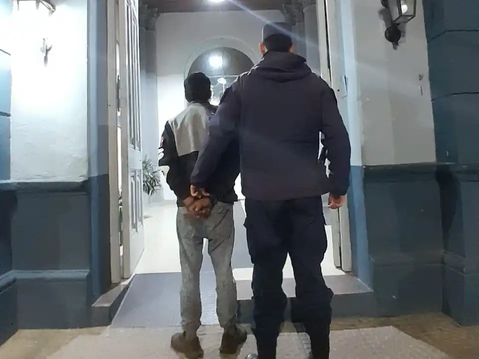 Le robó a su ex y le pusieron una orden de restricción, pero volvió y le rompió la puerta