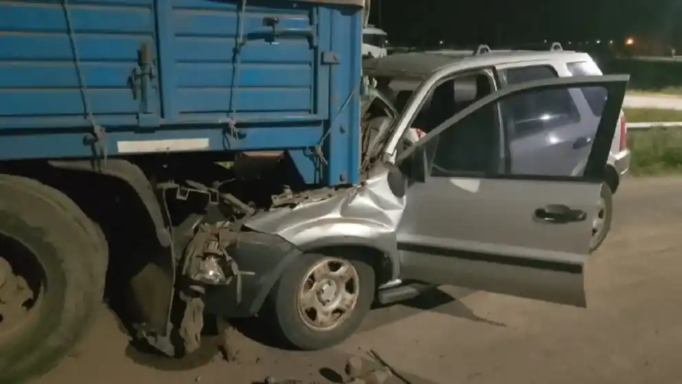 Choque en acceso a Urdinarrain: una camioneta se incrustó en un acoplado estacionado