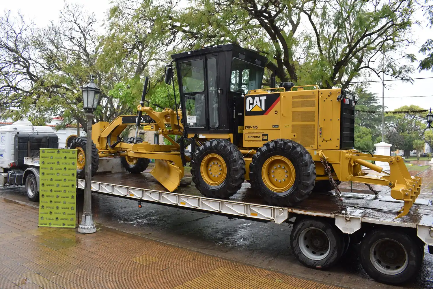 Intendentes suscribieron al programa Provincia Leasing: adquisición de una motoniveladora Caterpillar 140K en Chascomús