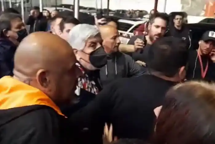 Clásico caliente en Avellaneda: Hugo Moyano se cruzó fuerte con hinchas de Independiente tras la derrota con Racing