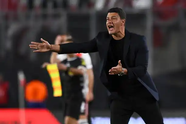 Battaglia vivió el partido con intensidad.