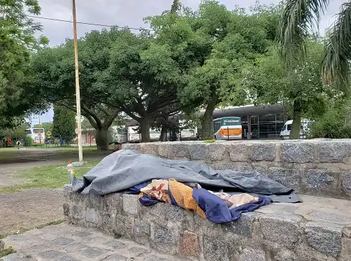 Sorprende la cantidad de gente que duerme en el parque de la terminal