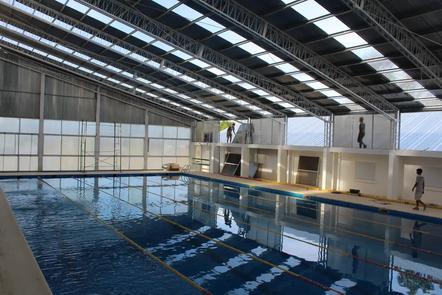 CEF: restauran el techo del natatorio y se mejora la vereda