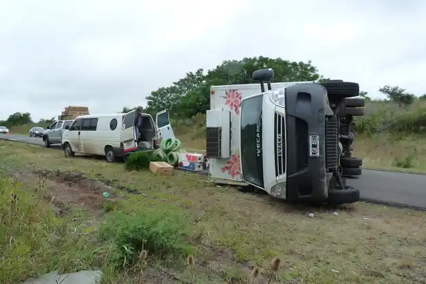 Volcó un camión en la Ruta 20