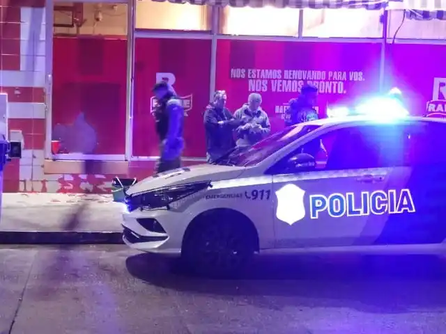 El sujeto rompió la vidriera para ingresar al comercio ubicado en Bermejo al 300.