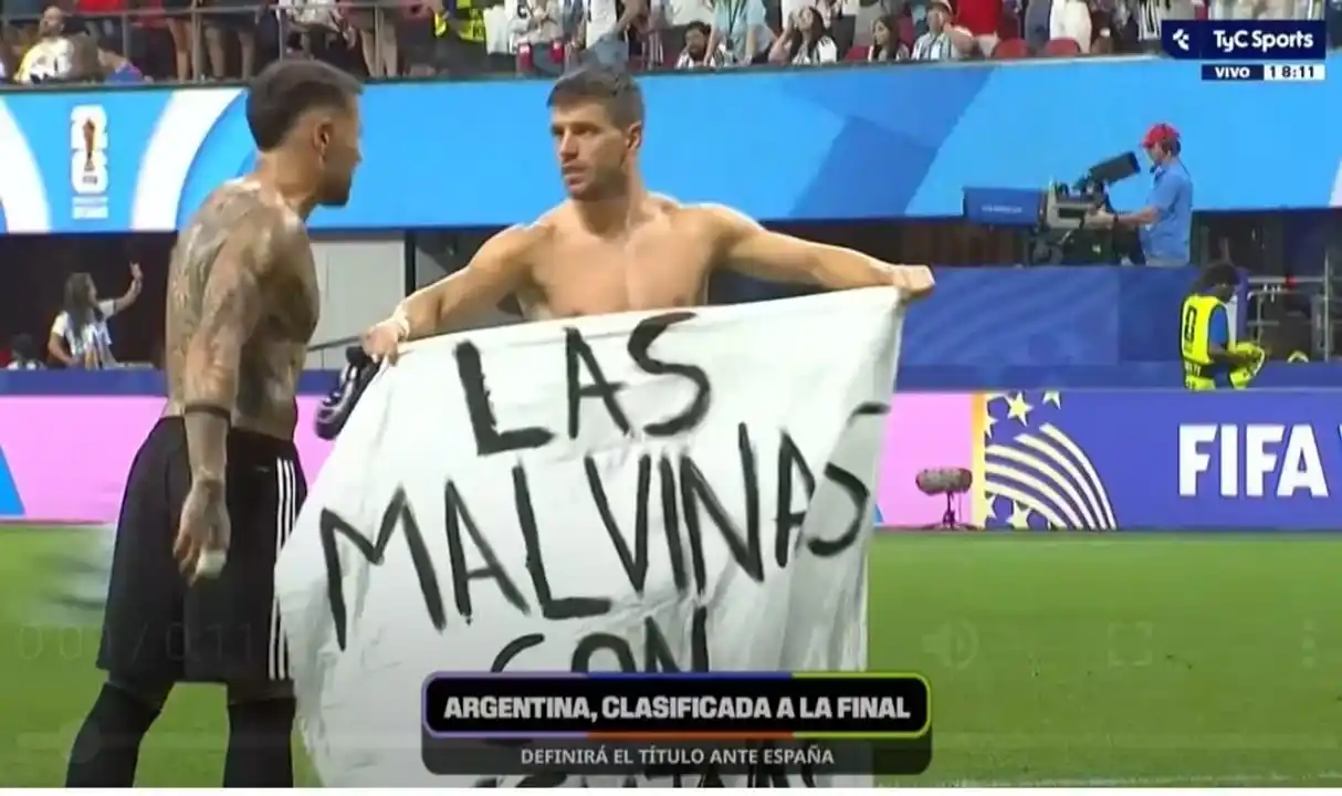 Giovani Lo Celso desplegó la bandera (Agencia NA captura)