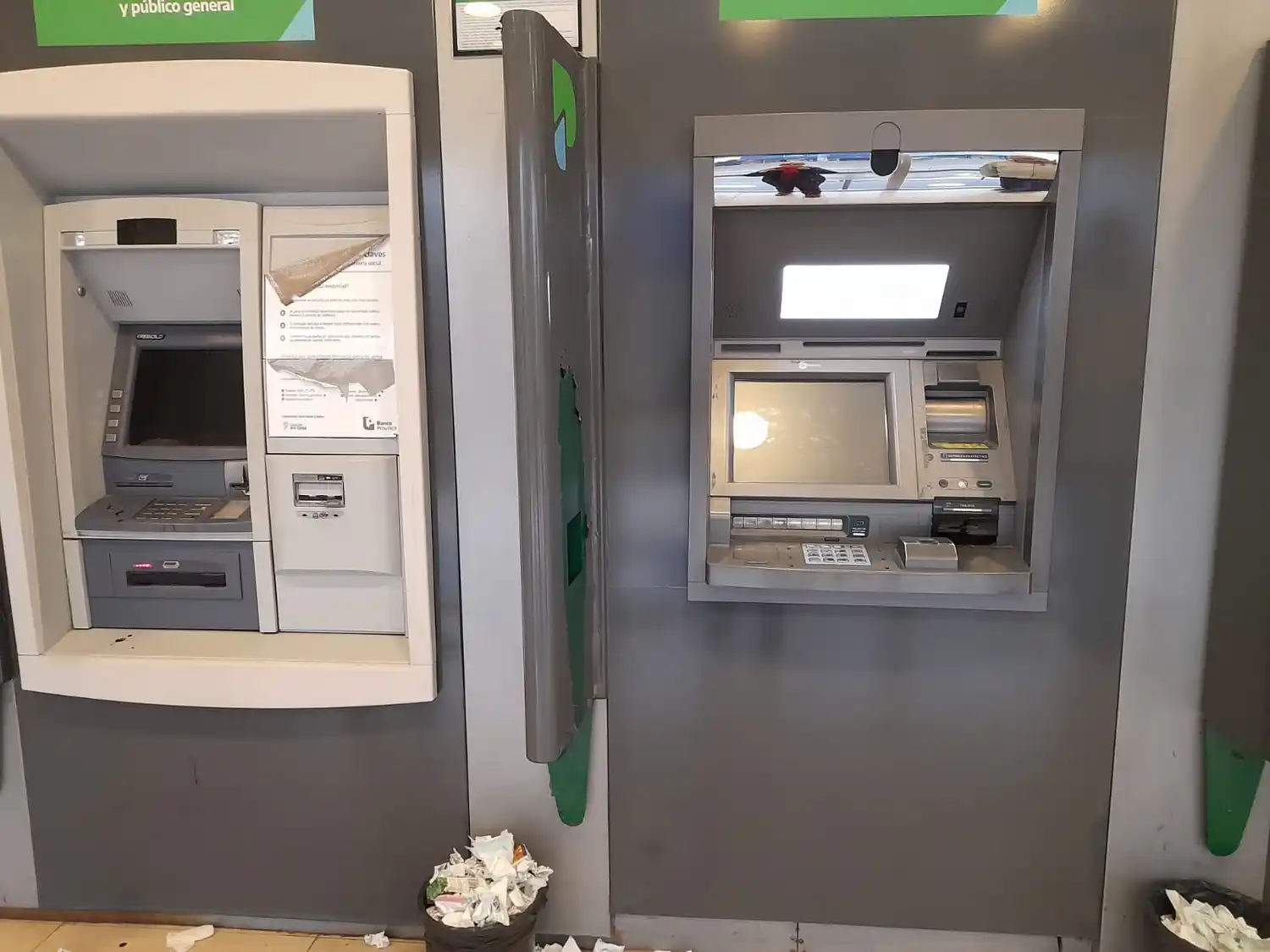 Así encontró el cajero una usuaria: lleno de sangre.