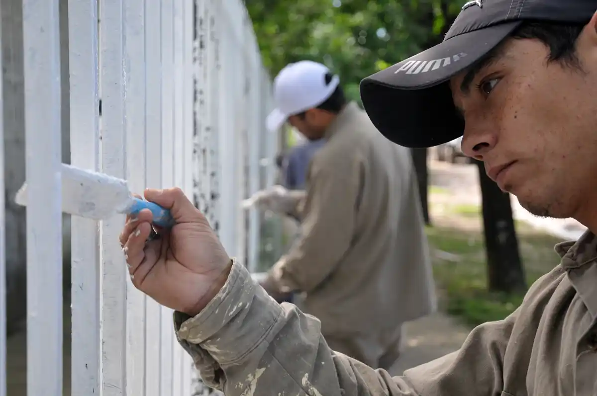 Jóvenes mejoran la escuela Combate del Quebracho