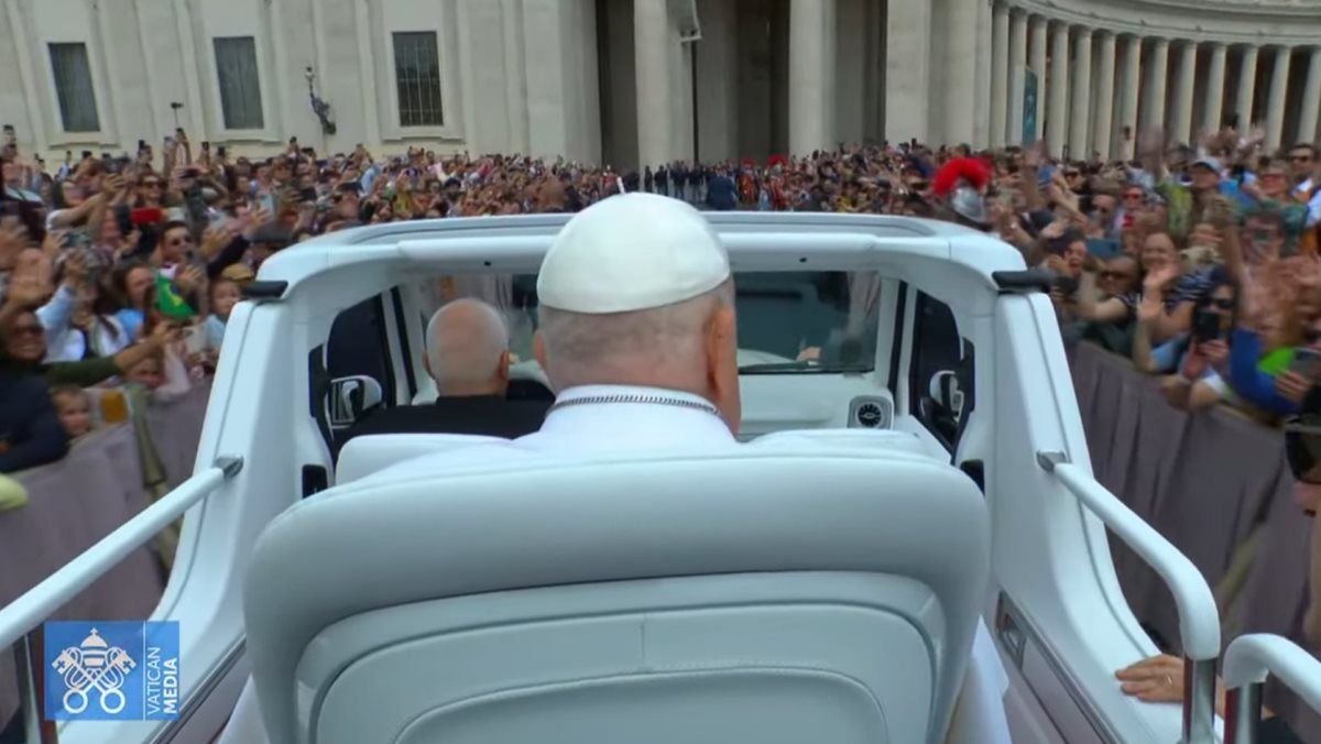 El papa llegó a la basílica de San Pedro, pronunció unas por el Domingo de Resurrección y fue asistido por un colaborador (VIDEO)