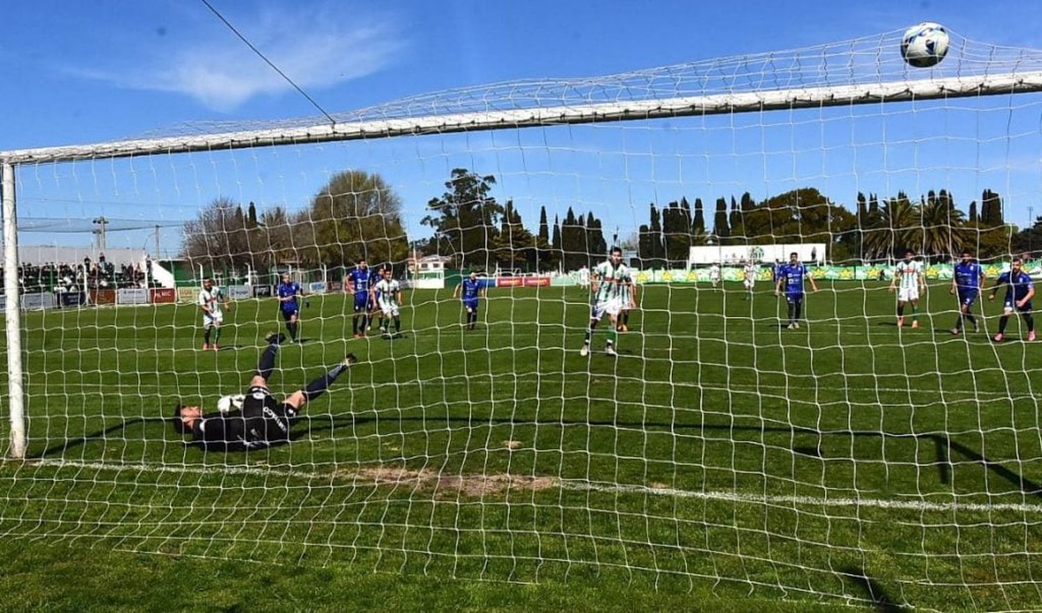 FOTO LA CAPITAL El gol de penal del juarense Bacigalupe para la victoria de Kimberley.