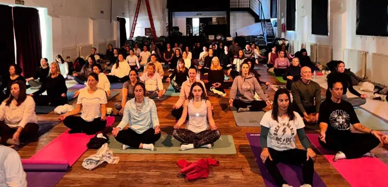 Más de 700 personas celebraron el Día Internacional del Yoga