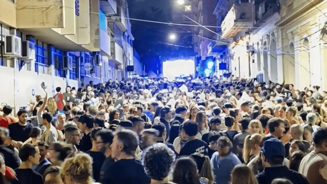 Multitudinaria despedida del bar Berlín con una fiesta en las calles del microcentro rosarino