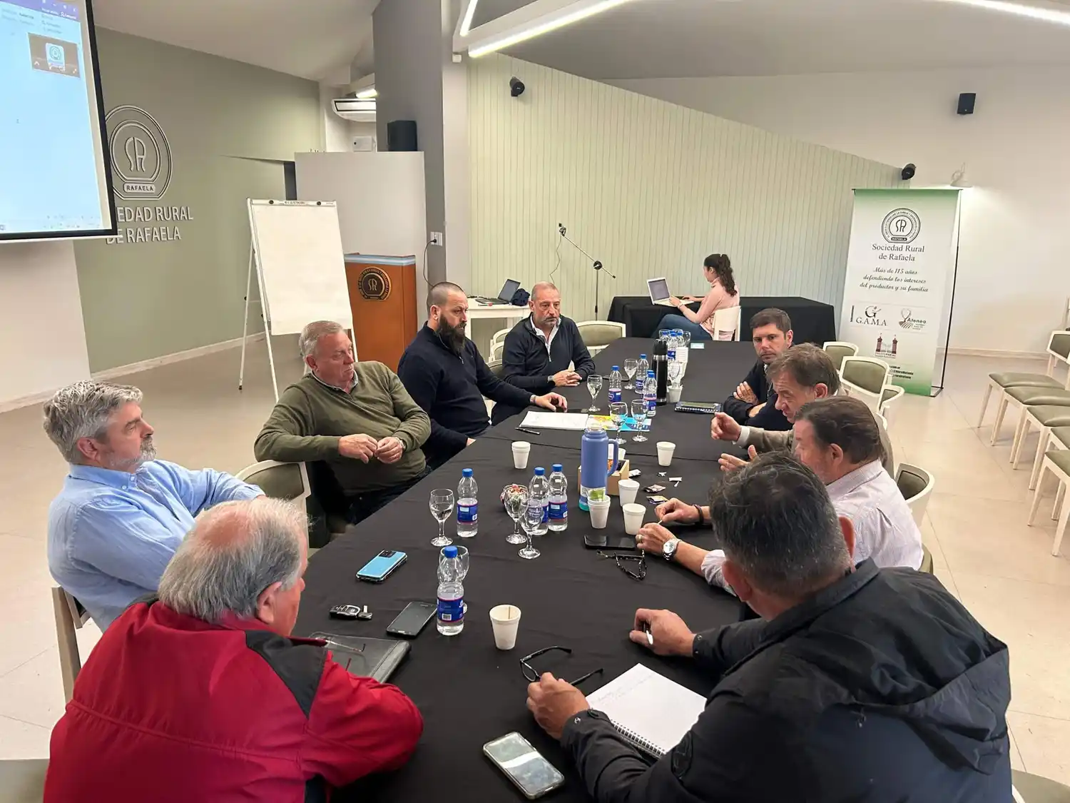 Producción e industria volvieron a dialogar sobre el futuro de la lechería en la Sociedad Rural de Rafaela