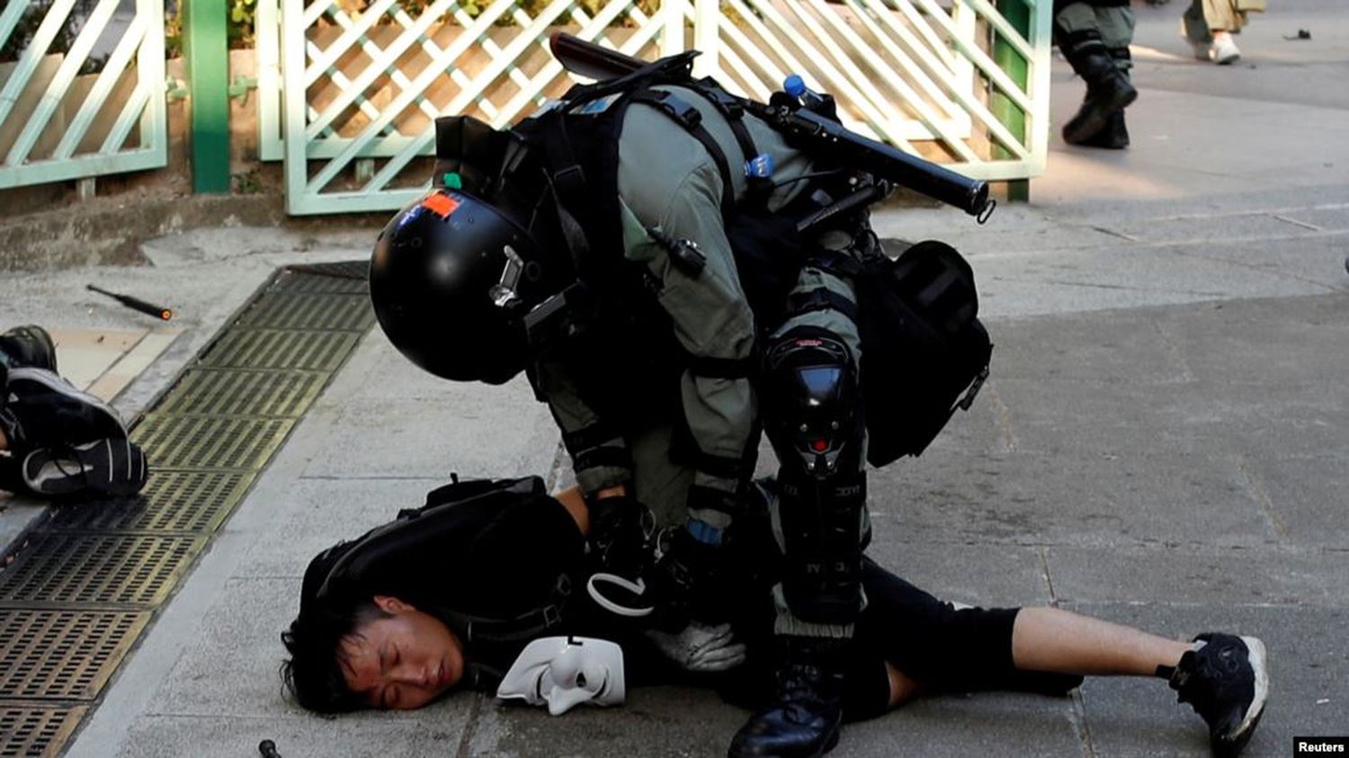 Siguen las protestas violentas en Hong Kong con intervención de la policía
