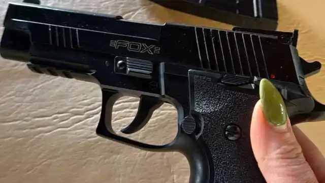 El arma que tenía el menor.