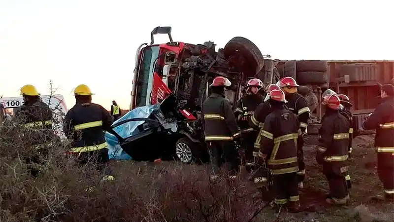Dos personas murieron tras impresionante accidente entre un auto y un camión