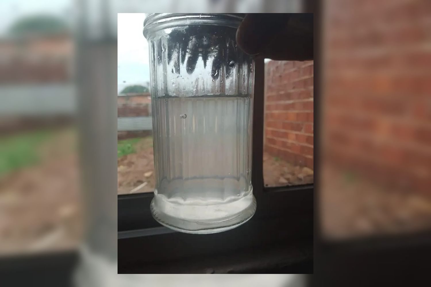 Así salía el agua en la zona de General Pueyrredón al 1600 el sábado por la tarde.