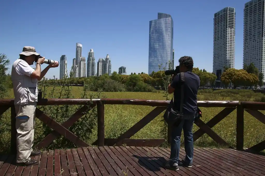 Turistas avistadores de aves  de todo el mundo visitan la  Reserva Ecológica Costanera Sur