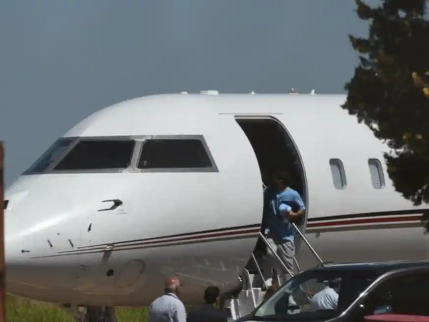 El momento del descenso de Messi y su familia del avión.