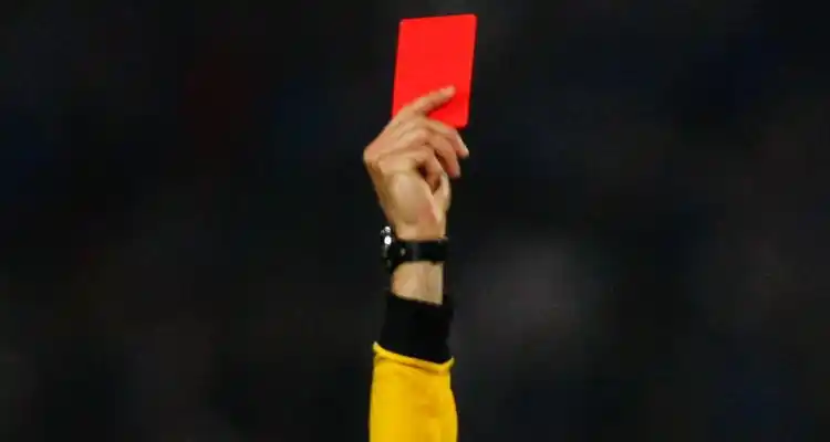 Primera A: Cinco años de suspensión para el jugador de Portela que le fracturó la mandíbula al árbitro Marcelo Meléndez