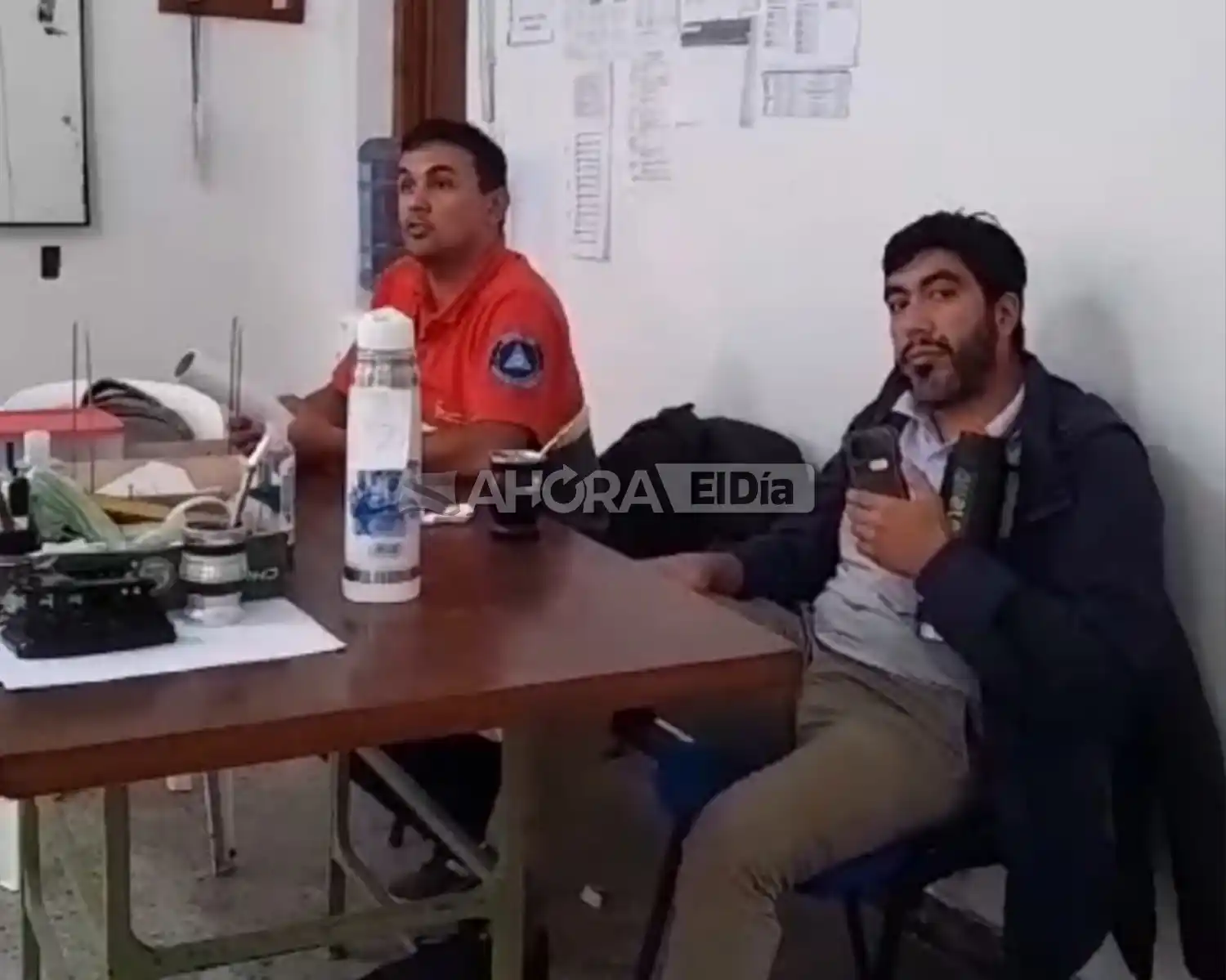 Dos empleados municipales que se quedaron sin trabajo no querían irse y debió intervenir la policía