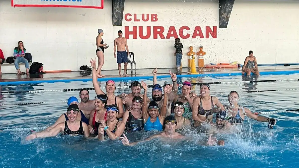 Natación en las Olimpiadas Interprofesionales. El Club Huracán fue sede