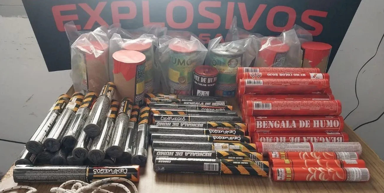 En el interior de una bolsa, los expertos encontraron material pirotécnico del tipo fumígeno.