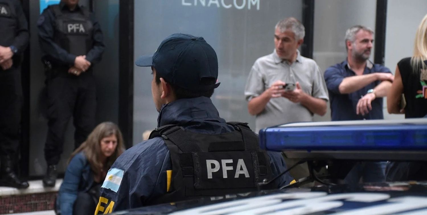 Trabajadores estatales se enteraron luego del fin de semana largo si seguían o no vinculados tras miles de despidos en todo el país. Foto: Guillermo Di Salvatore.