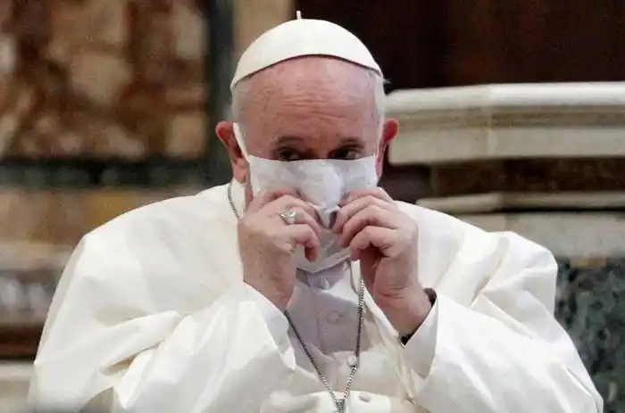 Francisco fue vacunado contra el  coronavirus en el Vaticano