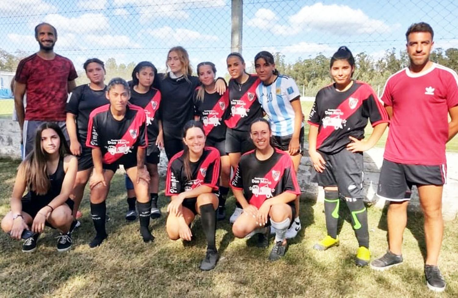 Amigos con ganas de jugar al fútbol