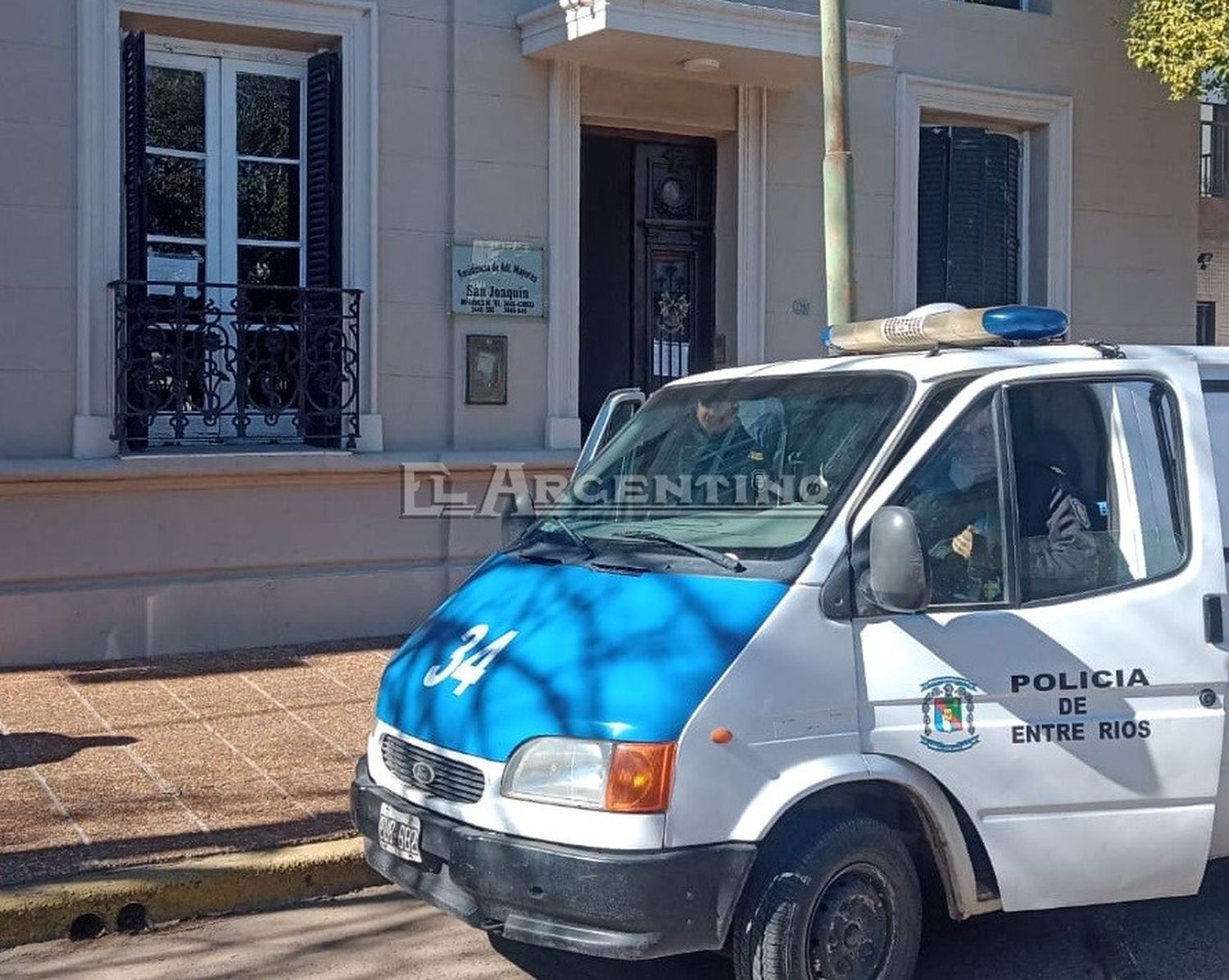 Un hombre quedó aprisionado con la puerta de un ascensor y falleció en el lugar