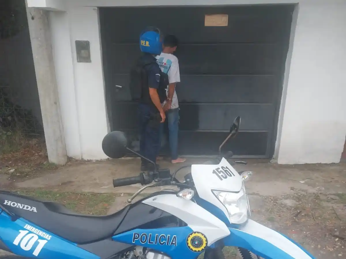 Lo vieron intentando entrar a robar a una casa y quiso escapar cuando lo interceptó la policía