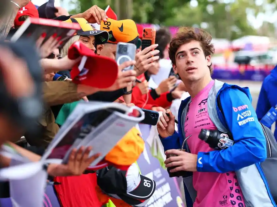 Colapinto con los fanáticos argentinos. Es posible que esa escena se repita en Buenos Aires (@AlpineF1Team)