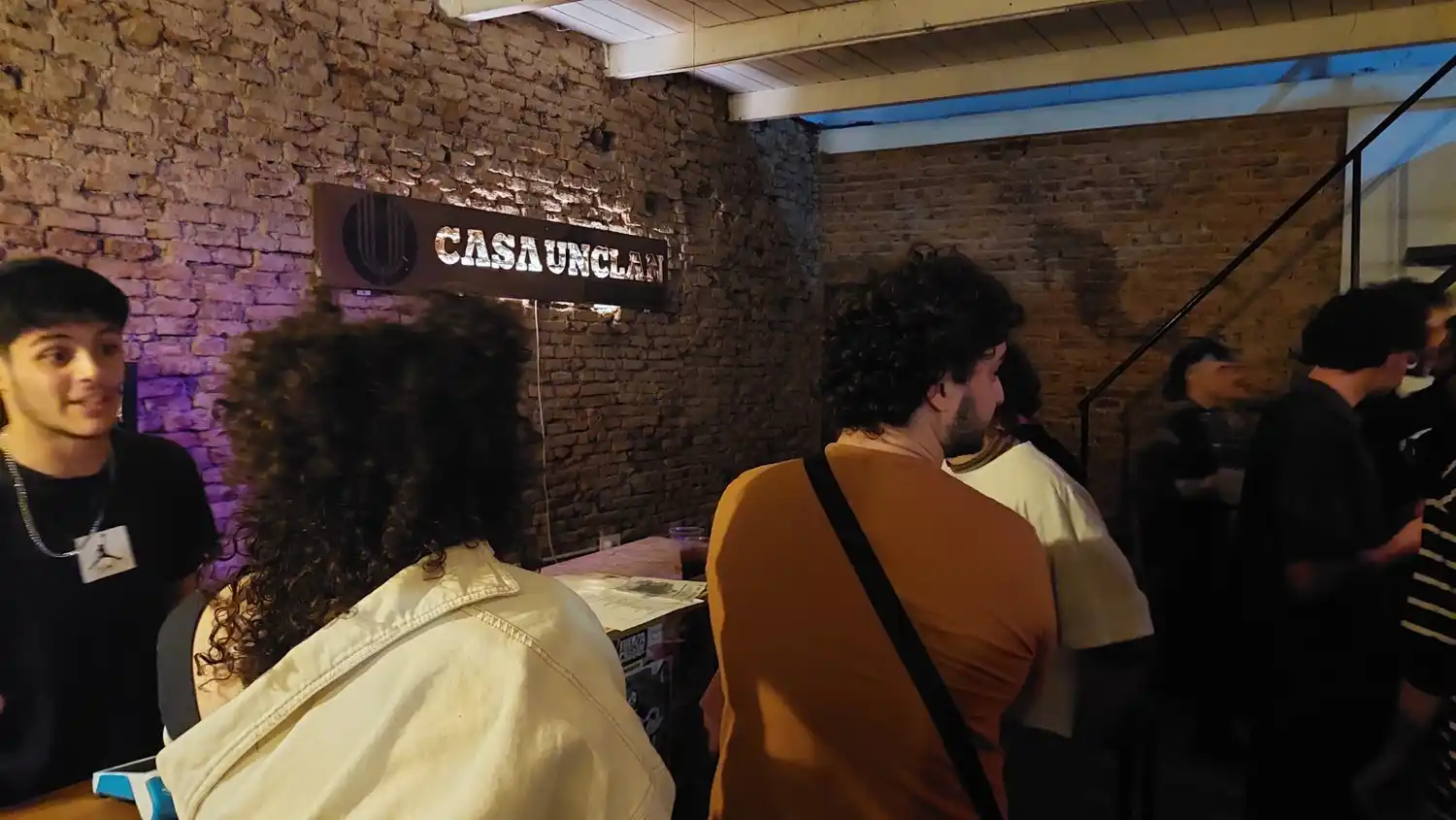 La parte de adelante de Casa Unclan con disposición de sillas y mesas.