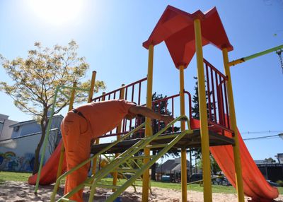 El Municipio de Crespo avanza con mejoras en plazas y parques de la ciudad