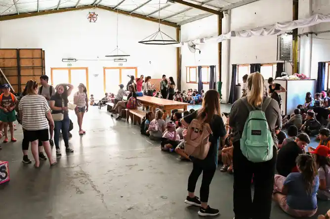Cerca de 500 chicos y chicas comenzaron sus actividades en la Escuela Abierta de Verano