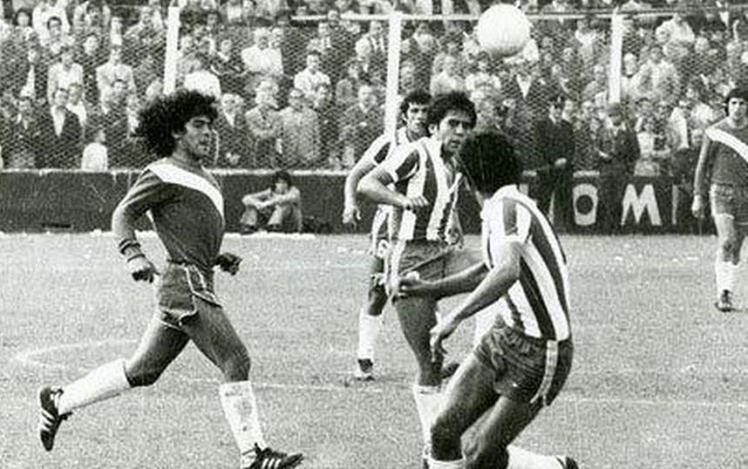 Hace 40 años, Maradona marcaba sus primeros goles