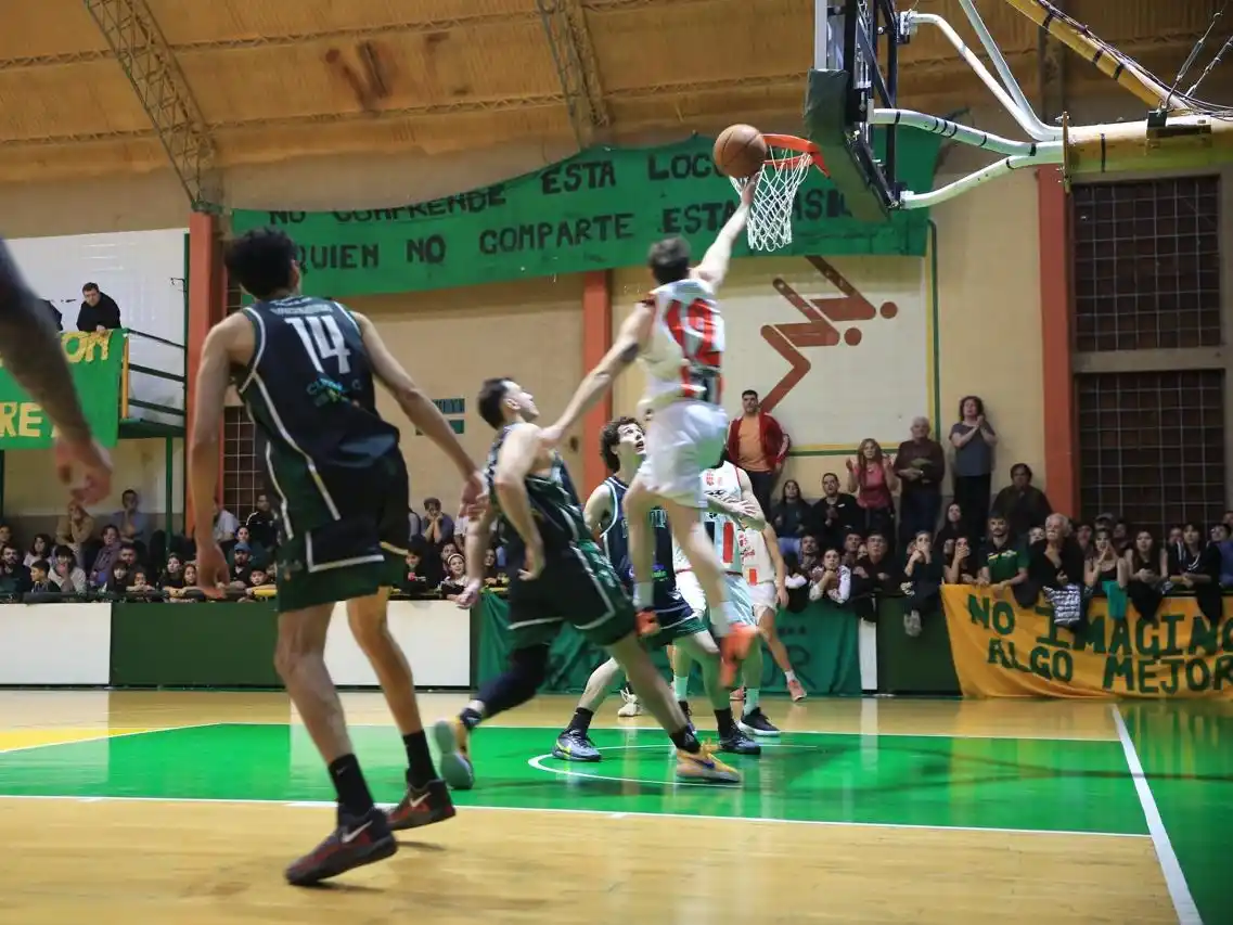 Quarroz, goleador de Central, encesta en bandeja (crédito: Ailén Mérida - Prensa Perfora).