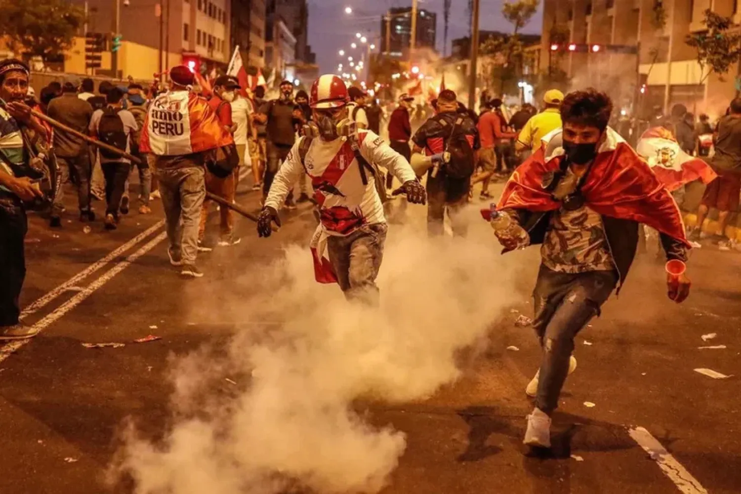 Por los conflictos sociales vuelve a suspenderse el fútbol en Perú