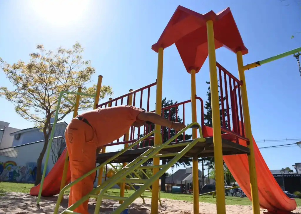 El Municipio de Crespo avanza con mejoras en plazas y parques de la ciudad