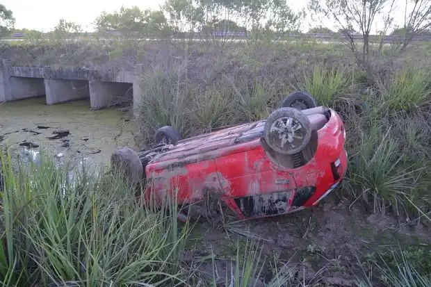Una mujer volcó su auto a un costado de la ruta