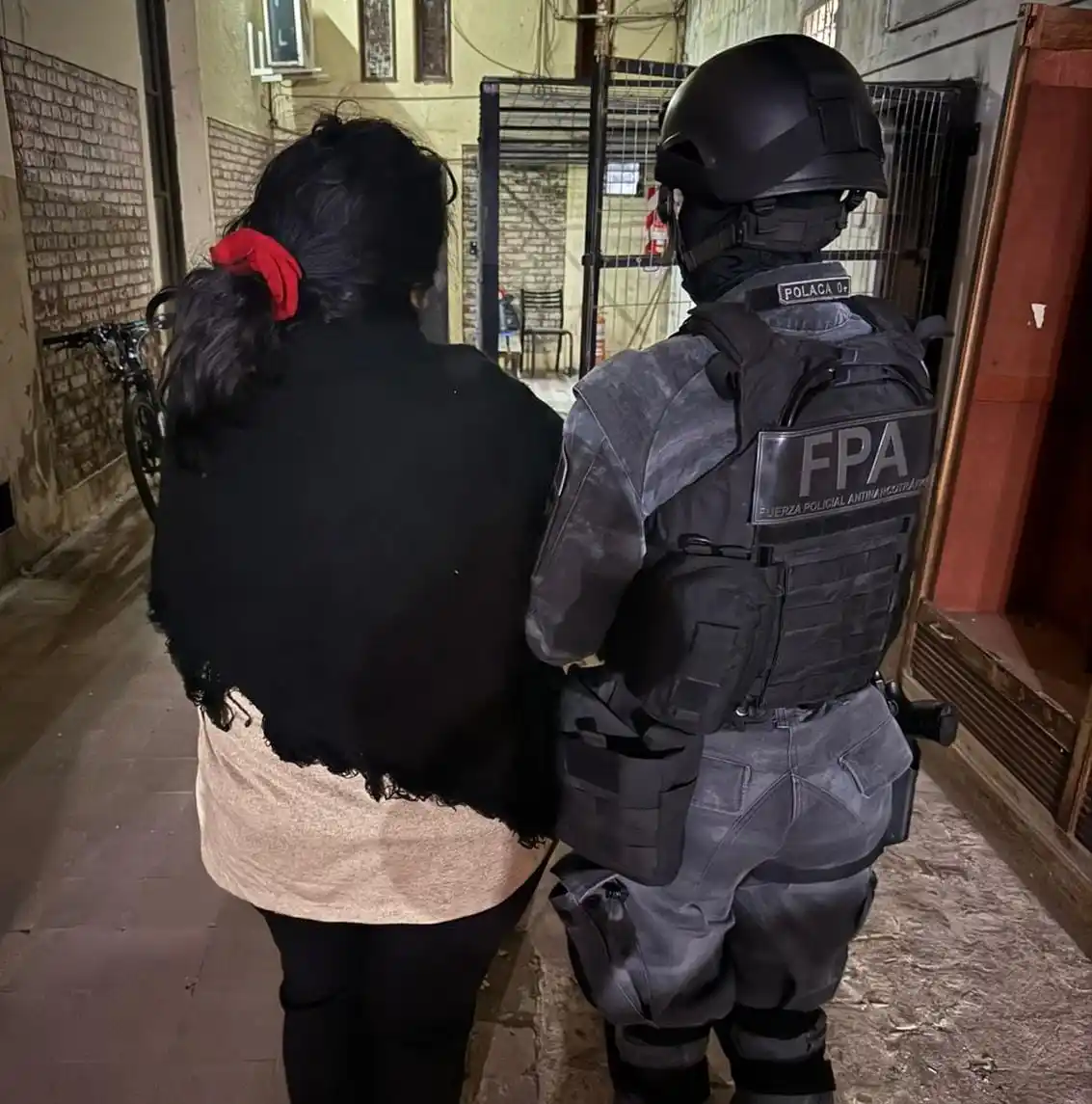 La mujer detenida durante el operativo.