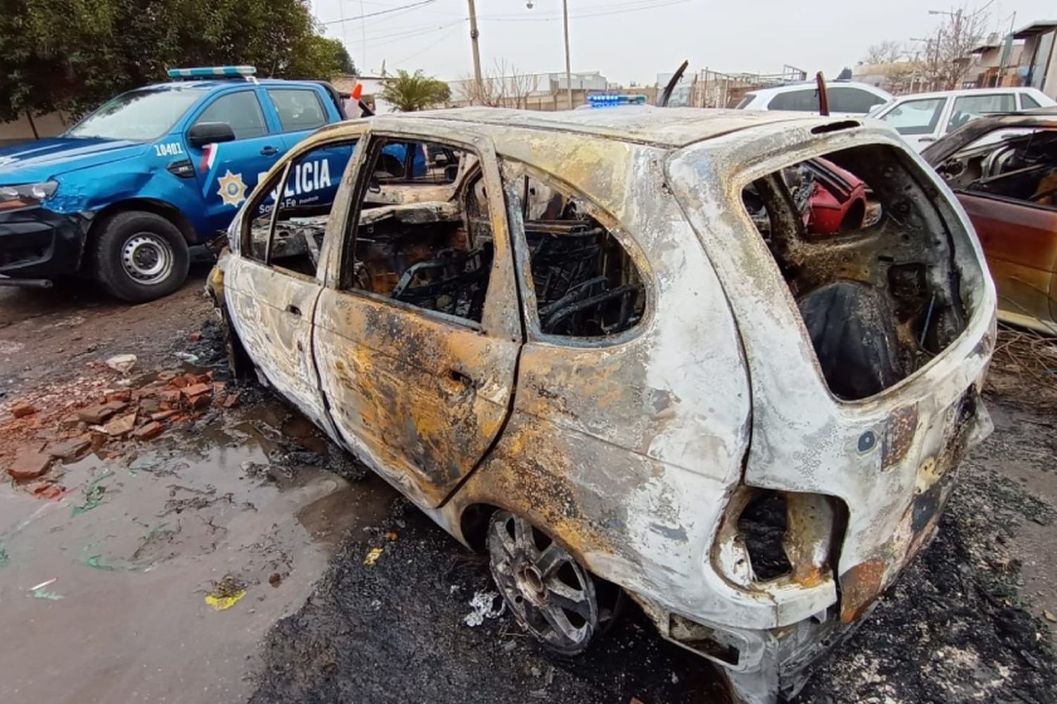 Auto incendiado frente a la Comisaría 32ª.