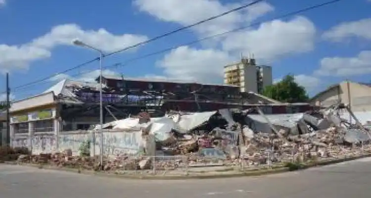 Derrumbaron el ex Supermercado San Cayetano